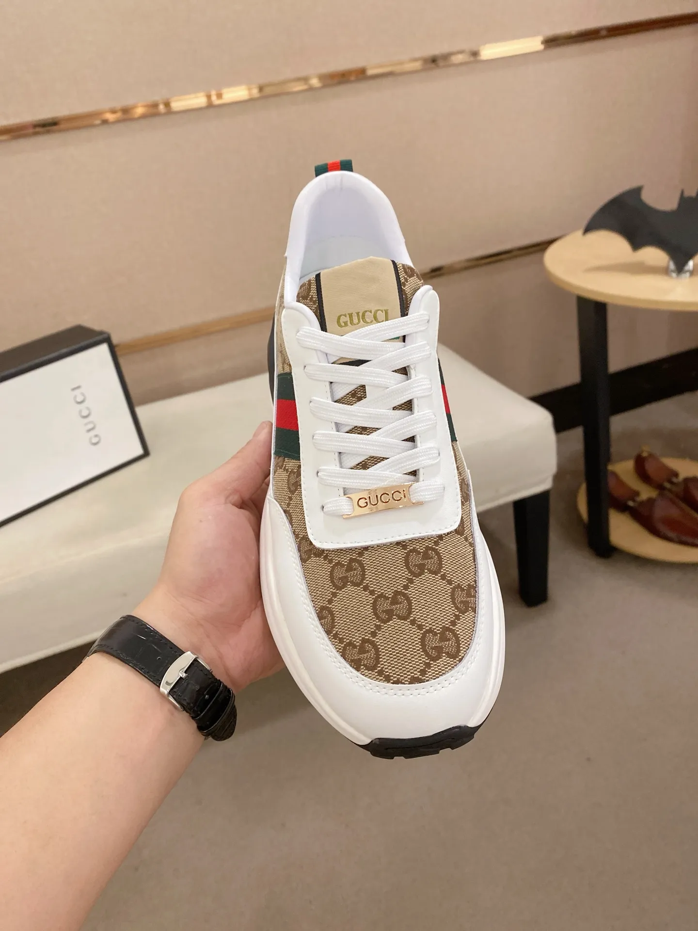 Men's shoes 💰 462💰The new GUCCI (Gucci) counters are launched simultaneously. The new men's shoes, 😘fabrics are selected from imported cowhide, and the lining is sheepskin lining. 👍🏿 High-end ☄️ air-cushion molded anti-slip rubber outsole, exquisite lines, simple and elegant, comfortable and high-end for leisure travel. Code number: 38 to 44 (45 can be customized and cannot be returned or exchanged)